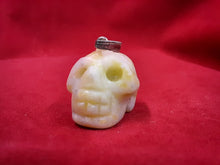 Laden Sie das Bild in den Galerie-Viewer, Mini-Kristallschädel der Abwehr (Mustard Stone) inkl. MwSt zzgl. Versand