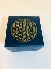 Laden Sie das Bild in den Galerie-Viewer, Kristallpyramide "Blume des Lebens" inkl. MwSt zzgl. Versand
