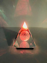 Laden Sie das Bild in den Galerie-Viewer, Kristallpyramide "Blume des Lebens" inkl. MwSt zzgl. Versand