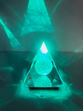 Laden Sie das Bild in den Galerie-Viewer, Kristallpyramide "Blume des Lebens" inkl. MwSt zzgl. Versand