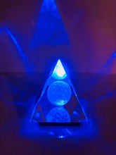 Laden Sie das Bild in den Galerie-Viewer, Kristallpyramide "Blume des Lebens" inkl. MwSt zzgl. Versand