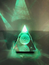 Laden Sie das Bild in den Galerie-Viewer, Kristallpyramide "Blume des Lebens" inkl. MwSt zzgl. Versand