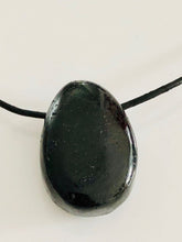 Laden Sie das Bild in den Galerie-Viewer, Turmalinanhänger, rund, mit Kette inkl. MwSt zzgl. Versand