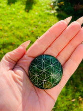 Laden Sie das Bild in den Galerie-Viewer, Handschmeichler "Blume des Lebens", grün inkl. MwSt zzgl. Versand